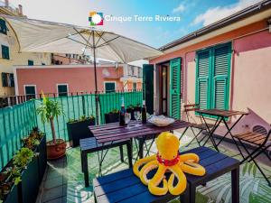 une terrasse avec une table sur laquelle se trouve un jouet jaune dans l'établissement El Nin Apartment with Terrace & AC, à Vernazza 44 autres photos