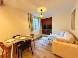 un salon avec un canapé et une table dans l'établissement Le Terracotta, central et intimiste, à La Celle-sous-Gouzon