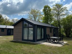 eine kleine Hütte mit einem Picknicktisch in einem Hof in der Unterkunft Vakantiepark Bronckhorst in Hengelo