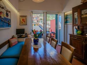 TV a/nebo společenská místnost v ubytování La Maison de la Mer with Terrace and AC