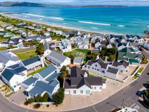 een luchtzicht op een kustplaats met huizen en de oceaan bij The Pelican in Langebaan