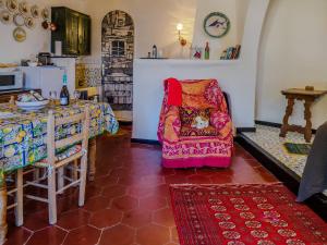 een woonkamer met een tafel en een stoel bij Muin a Ventu Historical Tower in Vernazza