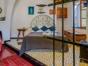 een slaapkamer met een hemelbed met blauwe kussens bij Muin a Ventu Historical Tower in Vernazza