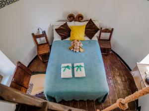 een kamer met een tafel met twee handdoeken erop bij Muin a Ventu Historical Tower in Vernazza +60 foto's