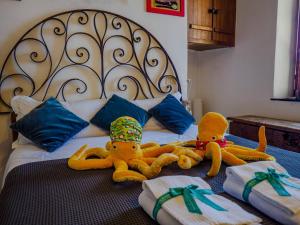 two stuffed animals laying on top of a bed at Muin a Ventu Historical Tower in Vernazza +51 photos