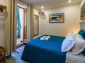 a bedroom with a blue bed with towels on it at Ventu de Ma Studios & Rooms in Vernazza