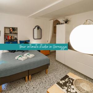 una piccola camera da letto con un letto e un tavolo di Rissu Comfortable Village Life Studio a Vernazza