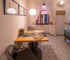 una piccola sala da pranzo con tavolo e sedie di Rissu Comfortable Village Life Studio a Vernazza Altre 39 foto