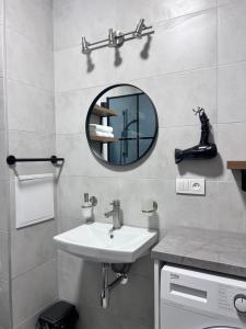 Et badeværelse på Fiesta Apartment on Franka 2BR-6P + 47 billeder