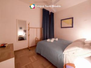 a bedroom with a bed with two pillows on it at Casa Pina Family Apartment in Vernazza