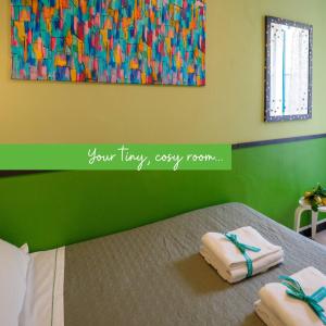 een slaapkamer met een bed met handdoeken erop bij Carmelina Tiny Village Room in Vernazza