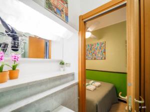 een kamer met een bed, een raam en een spiegel bij Carmelina Tiny Village Room in Vernazza +34 foto's