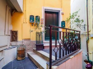 een geel gebouw met een trap naar een deur bij Carmelina Tiny Village Room in Vernazza