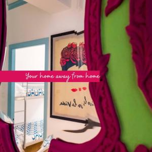 een spiegel in een kamer met wat foto's bij La Casa di Frida Family Apartment in Vernazza