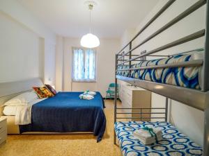 een slaapkamer met 2 bedden en een stapelbed bij La Casa di Frida Family Apartment in Vernazza