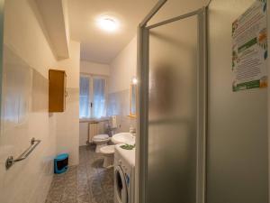 een badkamer met een douche, een toilet en een wastafel bij La Casa di Frida Family Apartment in Vernazza +31 foto's