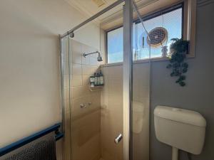 Et badeværelse på St Kilda Breeze Cosy Oasis