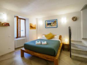a bedroom with a bed with two towels on it at Ventu de Ma Studios & Rooms in Vernazza