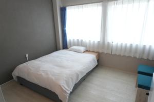 Postel nebo postele na pokoji v ubytování 還元ホテル 名護東江