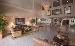 a large living room with couches and chairs at Luxe Studios Nashville Opryland in Nashville