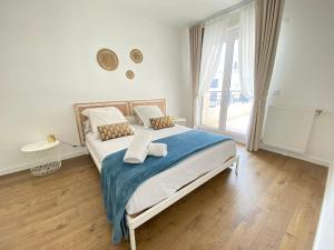 En eller flere senge i et værelse på Le Charme des Docks by So Homy - 1 Bed Room - 4 PAX
