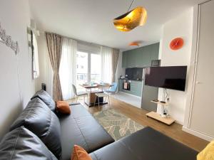 Et tv og/eller underholdning på Le Charme des Docks by So Homy - 1 Bed Room - 4 PAX