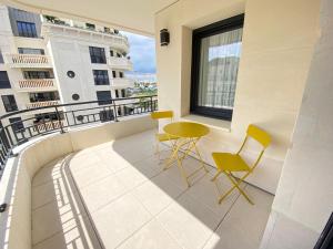 En balkon eller terrasse på Le Charme des Docks by So Homy - 1 Bed Room - 4 PAX