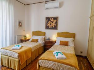 En eller flere senge i et værelse på Villa Tanca With AC, Terrace and Views + 75 billeder