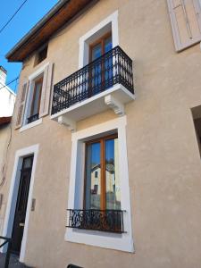 een gebouw met een balkon en een raam bij AquaLodge Harmonia in Aix-les-Bains