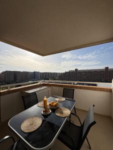 een tafel en stoelen op een balkon met uitzicht bij APCOSTAS Torremar - Oropesa in Oropesa del Mar