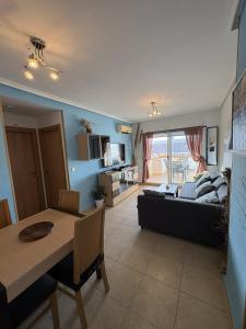 een woonkamer met een bank en een tafel bij APCOSTAS Torremar - Oropesa in Oropesa del Mar +106 foto's