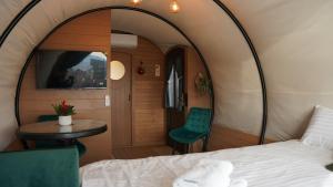 Camera con letto, tavolo e sedia di Nomad by Hora cu Brazi a Zărneşti