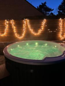 een jacuzzi met verlichting in de achtertuin bij Traumnest Eifel mit Sauna & Whirlpool in Monschau