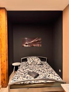 Giường trong phòng chung tại Hiddenhausen Premium Apartment mit Terrasse