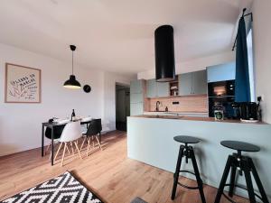 een keuken met een aanrecht en krukken in een kamer bij Jan Gustav Apartments in Liptovský Mikuláš