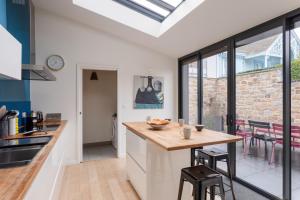 eine offene Küche mit Theke und ein Esszimmer in der Unterkunft Le Rock Fish - Quelques minutes de la plage in Dinard