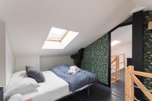 ein Schlafzimmer mit einem Bett und einem Dachfenster in der Unterkunft Le Rock Fish - Quelques minutes de la plage in Dinard