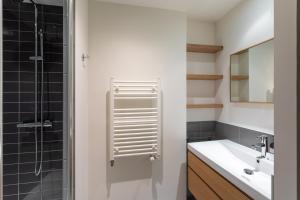 ein Badezimmer mit Dusche und Waschbecken in der Unterkunft Le Rock Fish - Quelques minutes de la plage in Dinard