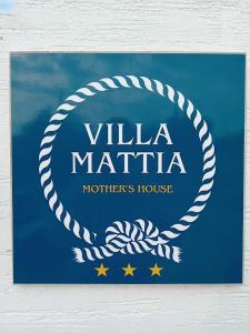 Et logo, certifikat, skilt eller en pris der bliver vist frem på Villa Mattia