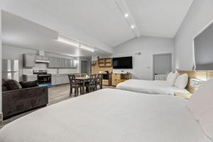 ein Hotelzimmer mit zwei Betten und einer Küche in der Unterkunft Days Inn & Suites by Wyndham Texas City in Texas City