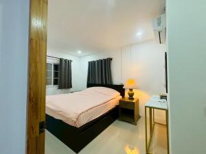 Giường trong phòng chung tại Rose Park Resort