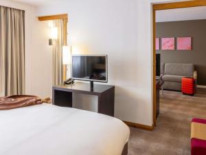TV a/nebo společenská místnost v ubytování Novotel Bristol Centre