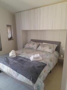 een slaapkamer met een bed met twee handdoeken erop bij Cappuccini room's in Caltagirone
