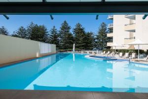 Bazén v ubytování Apartment 411 By the Sea, 1 Kingsway Cronulla nebo v jeho okolí