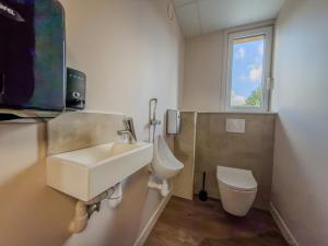 Et badeværelse på Auberge de Jeunesse Les Francas du Pas-de-Calais - ARRAS + 9 billeder