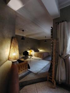 a room with a bed and a lamp in it at L'îlot in Sidi Ifni