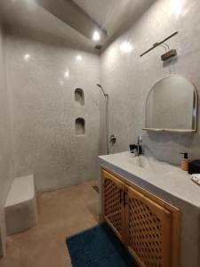 een badkamer met een wastafel en een spiegel bij L'îlot in Sidi Ifni +35 foto's