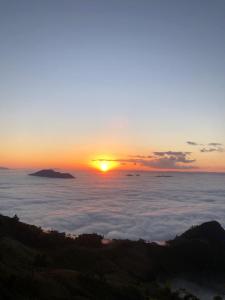 Ban SôphounMountain View dormitory的太阳高悬在天空，夕阳西下