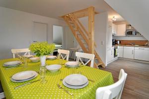tavolo da pranzo con tovaglia a pois verde di EulenNest a Rüde