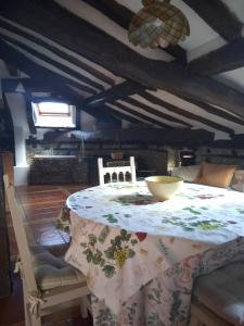 a dining room with a table and chairs at R2R - Ático con encanto Colindres - C08B01 in Colindres
